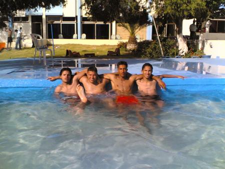 tjr notre equipe mé là a la piscine